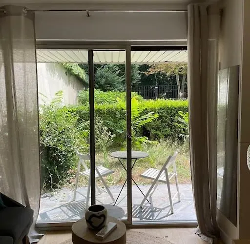 Agreable Et Moderne Studio A Neuilly Avec Jardin